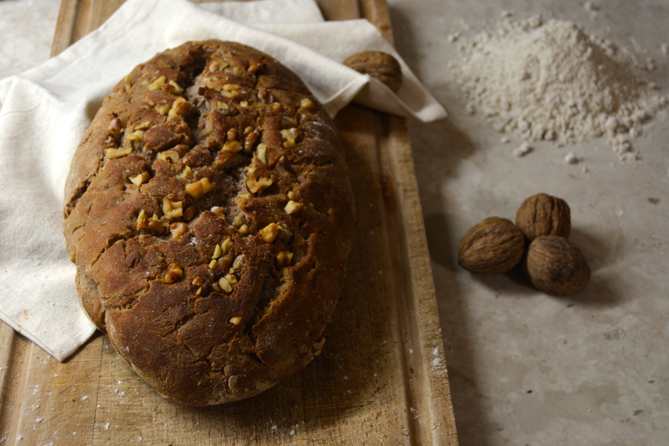 Pane con farina di castagne e noci