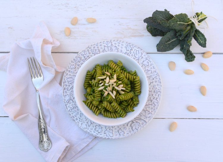 Fusilli integrali con pesto di cavolo nero mandorle e grana