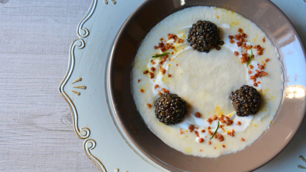 Vellutata di topinambur con polpette di lenticchie nere e pancetta croccante