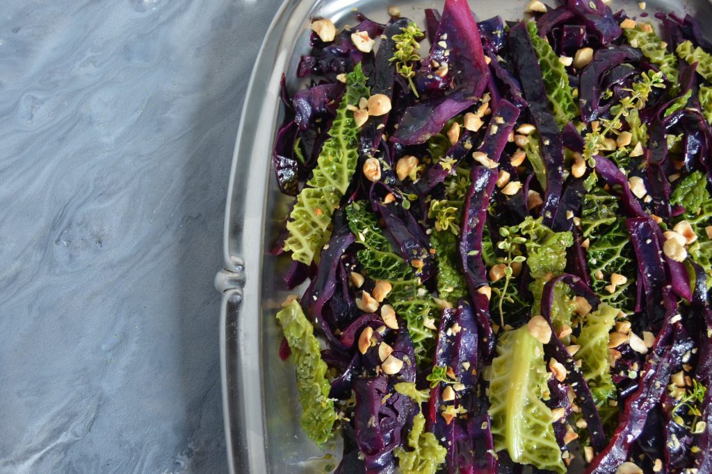 insalata tiepida di cavolo viola verza e nocciole