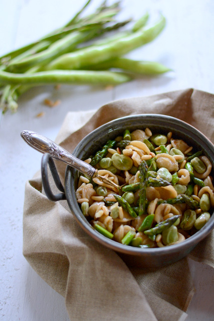 Orecchiette integrali con asparagi fave e pinoli