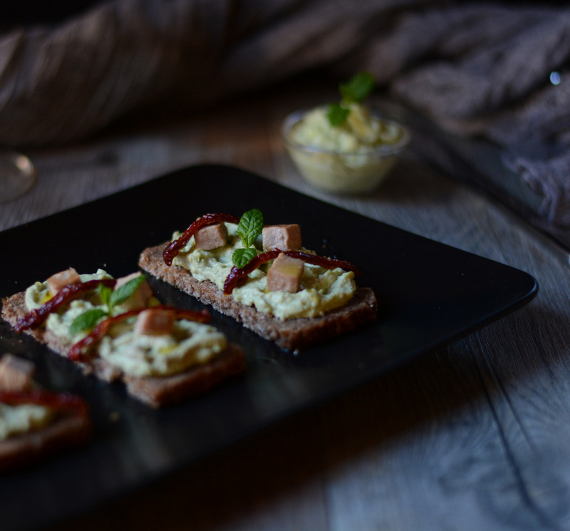 Crostini all'avocado, tonno e pomodori secchi