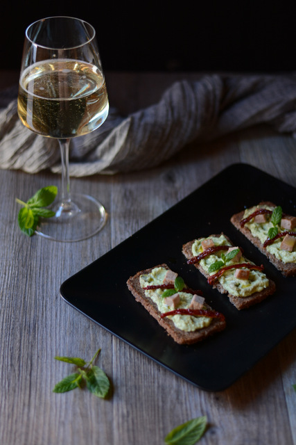 Crostini all'avocado, tonno e pomodori secchi