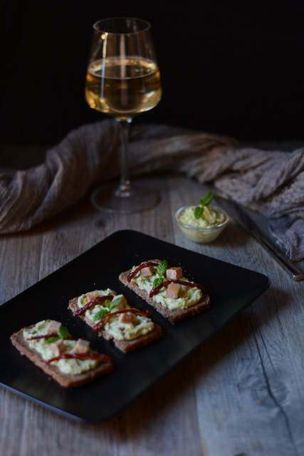 Crostini all'avocado, tonno e pomodori secchi