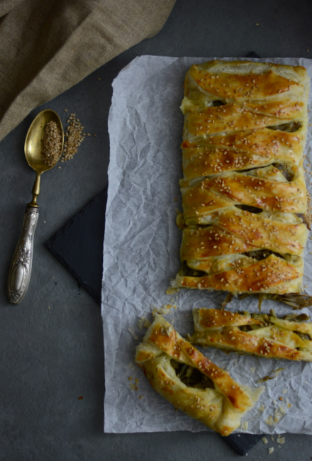 Treccia di sfoglia ai carciofi e brie