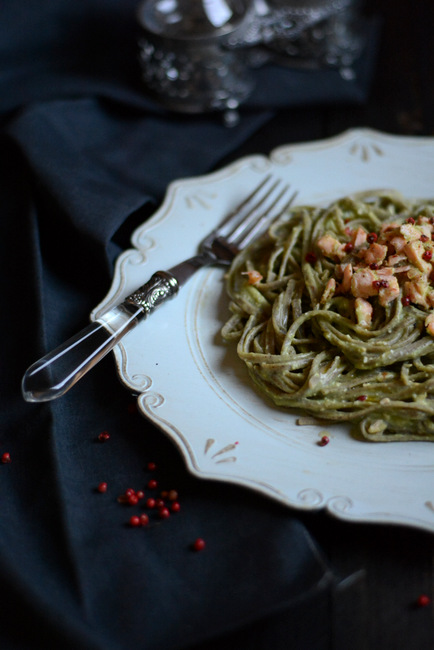 Linguine alla canapa con pesto di broccoli e salmone