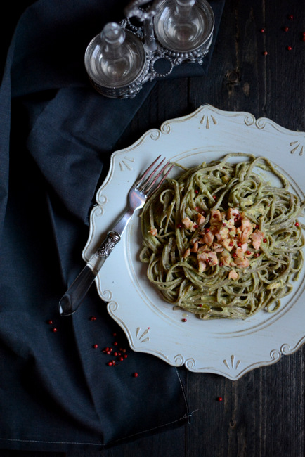 Linguine alla canapa con pesto di broccoli e salmone