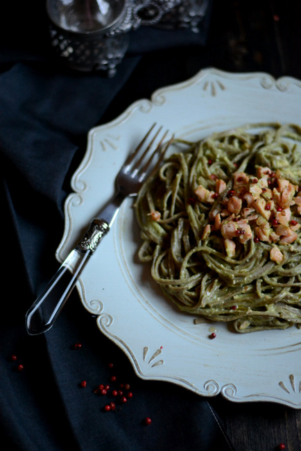 Linguine alla canapa con pesto di broccoli e salmone