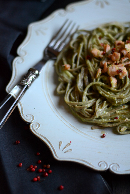 Linguine alla canapa con pesto di broccoli e salmone