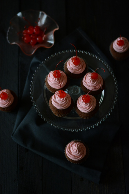 Cupcake al cioccolato fondente con frosting alla barbabietola