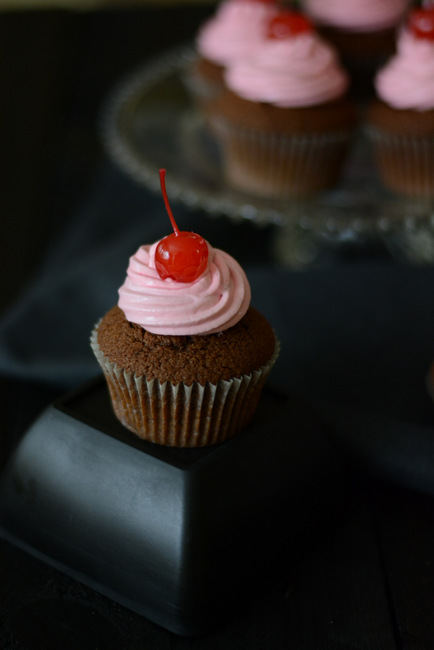 Cupcake al cioccolato fondente con frosting alla barbabietola