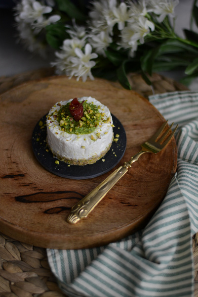 cheesecake monoporzione salata al basilico e pistacchi